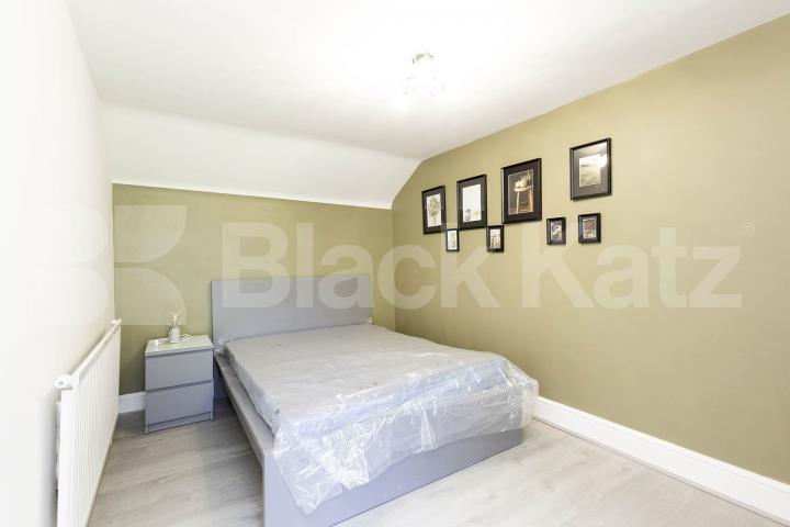 refurbished split level top floor 1 bedroom property in Clapton Thistlewaite Road, Clapton